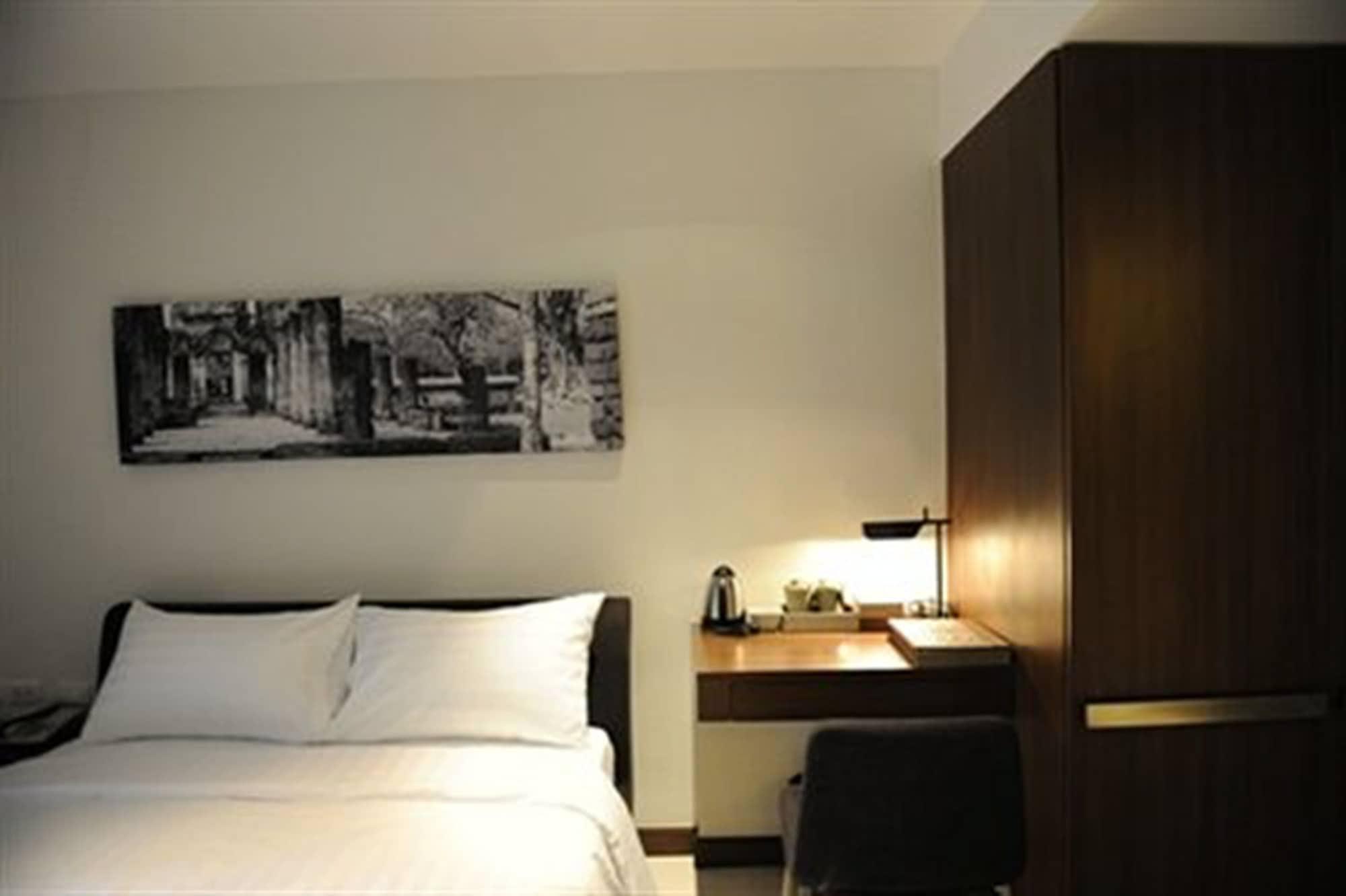 S33 Compact Sukhumvit Hotel Банкок Екстериор снимка