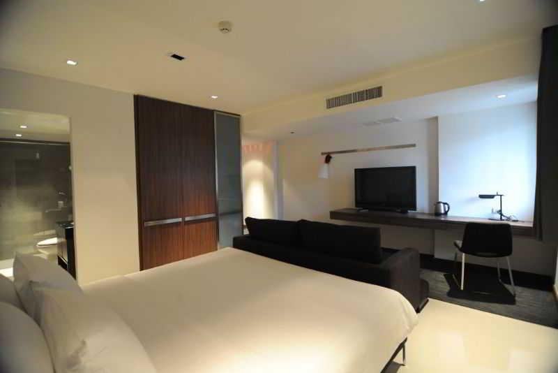 S33 Compact Sukhumvit Hotel Банкок Екстериор снимка
