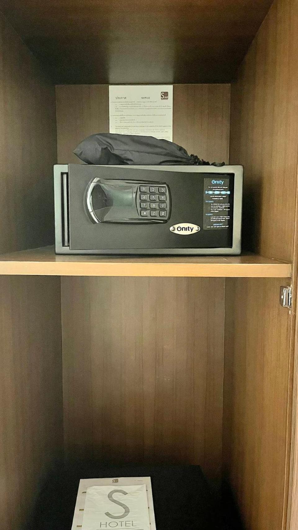 S33 Compact Sukhumvit Hotel Банкок Екстериор снимка